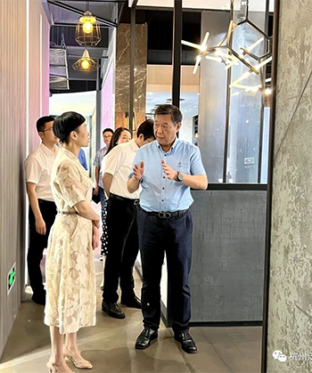 Zhang Huina, stellvertretender Sekretär des Parteikomitees des Kreises Tonglu und Kreisvorsteher, und Zhou Junchang, stellvertretender Kreisvorsteher, besuchten Pan Asia zur Untersuchung und Beratung